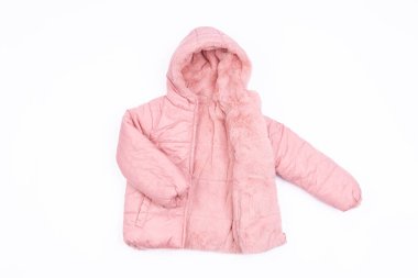 Beyaz Arkaplanda Başlıklı Renkli Çocuklar Kış Ceketi. Çocuklar için Kalın Kabarık Ceket, Soğuk Hava için Moda Giyimi, Sonbahar ve Kış için Şık Giysi Tasarımı