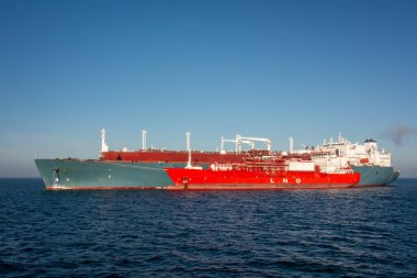 LNG petrol tankerleri gaz naklediyor. Gemiden gemiye gaz transferi sırasında LNG tankerleri