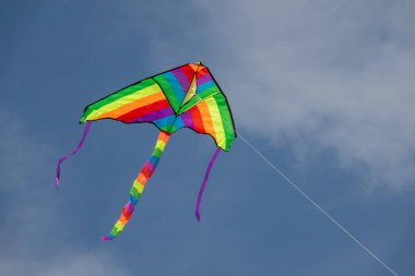 Bulutlu Gökyüzünde Uçan Renkli Gökkuşağı Uçurtması, Açık Hava Aktivitesi, Yaz Eğlencesi, Özgürlük ve Çocukluk Neşesi