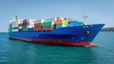 Denizde büyük bir konteyner gemisi. Uluslararası ticaret, lojistik, nakliye ve küresel tedarik zinciri kavramı.