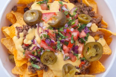 Eritilmiş peynirli, kıymalı, biberli, jalapeolu ve taze salsa soslu lezzetli bir tabak nacho. Partilere, kutlamalara ve gündelik yemeklere birebirdir.