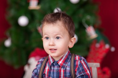 Mutlu küçük çocuk ve Noel ağacı