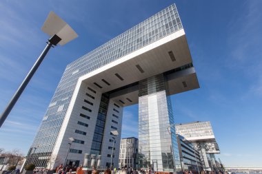 Köln, Almanya - 8 Mart 2015: Rheinau Dock Köln - Alfons Linster, 2006-2008 inşa tarafından tasarlanan yer alan Kranhaus denilen fütüristik vinç en ünlü landm biri evler