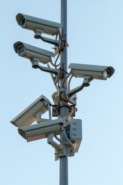Güvenlik cctv kamera pilon üzerinde