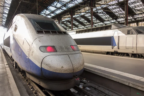 Kereta peluru berkecepatan tinggi di stasiun kereta api — Stok Foto