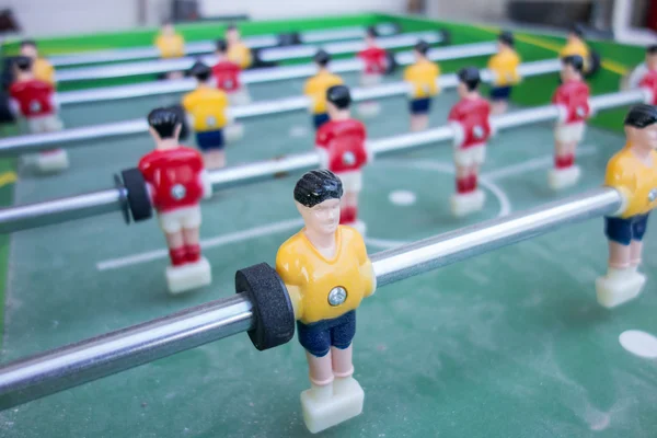 Настольный футбол с желтыми и красными игроками — стоковое фото