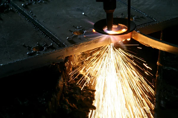 Metal de corte a laser industrial com faíscas — Fotografia de Stock