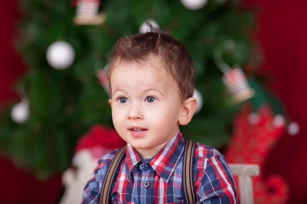Glücklicher kleiner Junge und Weihnachtsbaum — Stockfoto
