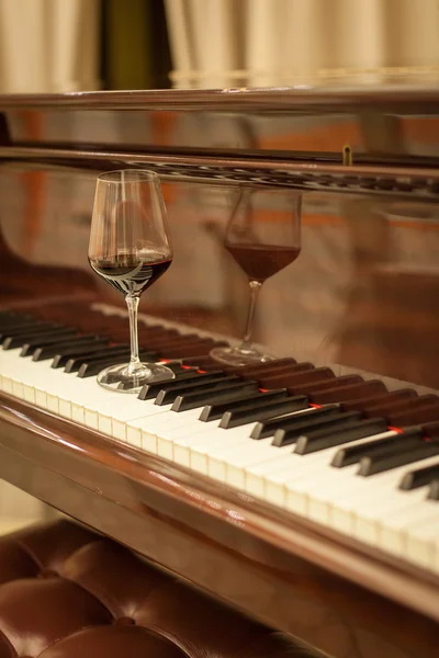 Copo de vinho no piano — Fotografia de Stock