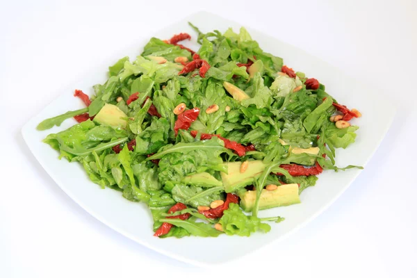 Свежий овощной салат с помидорами и авокадо — стоковое фото