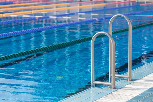 Деталь из олимпийского бассейна с плавательными дорожками — стоковое фото