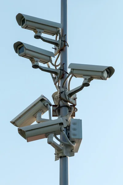 Videocamere di sicurezza a circuito chiuso su pilone — Foto Stock