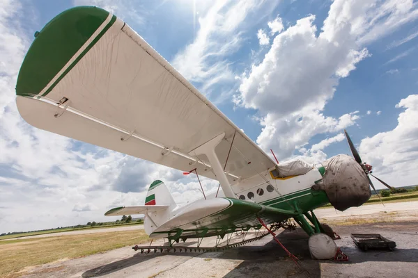 Viejo avión contra un cielo nublado — Foto de Stock