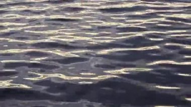 Altın Günbatımı Yansımaları ile Huzurlu Akşam Su Yüzeyi. Rahatlama ve Sağlık Konseptleri