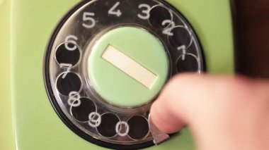 Eski bir telefondan el ile arama numaralarının yakın plan görüntüsü. Retro plastik telefon.