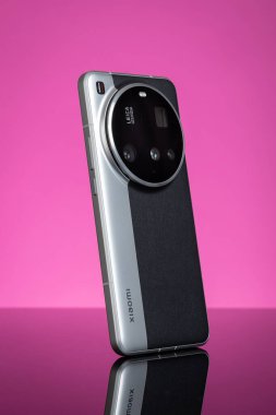 Varna, Bulgaristan - 25 Nisan 2025: Xiaomi 15 Ultra Smartphone Back View. Modern Mobil Tasarım, Leica Kamera, Premium Teknoloji. Yüksek teknoloji, Modern Gadget Fotoğrafçılık Konsepti