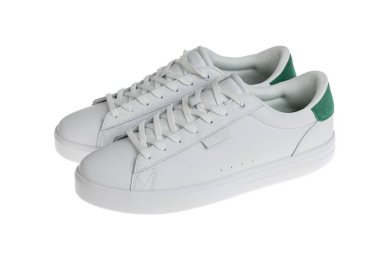 Beyaz arka planda izole edilmiş beyaz deri ayakkabılar. Spor ve günlük moda için klasik günlük ayakkabılar.