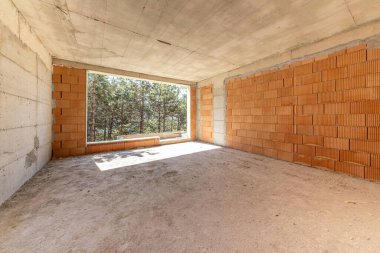  Tuğla Duvarlar ve Beton Tavanlı Bitmemiş Dairenin İçi. İnşaat İkametgahı, Gayrimenkul Geliştirme, Sanayi Mimarisi Altında