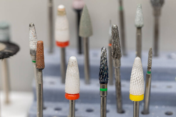 Крупный план инструментов для полировки и шлифования зубов в держателе. Профессиональное стоматологическое оборудование для протезирования, очистки и реставрации