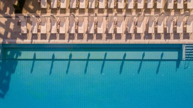 Boş Havuz Salonu Salonları ve Lüks Tatil Köyü 'ndeki Mavi Yüzme Havuzu. Yaz Tatili, Rahatlama ve Seyahat Arkaplanı