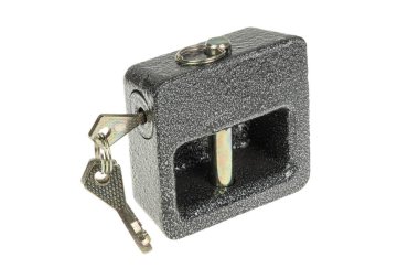 Ağır Görevli Dikdörtgen Asma Kilit. Anahtarlar beyaz arka planda izole edilmiş. Kapılar, Kapılar ve Depo Koruma Konsepti Endüstriyel Güvenlik Kilidi.