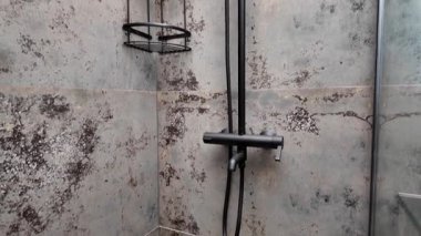 Modern duş seti banyoda. Mordern ve lüks banyo içi.