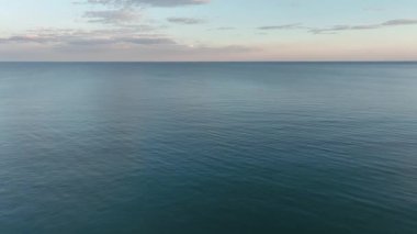 Okyanus üzerinde video uçuşu, gün doğumunda deniz. Suya yakın.