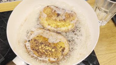 Tavada kızartılmış yumurtalı ekmek. İki ev yapımı challah ya da evde kızarmış Fransız usulü kızarmış ekmek.