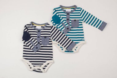 Uzun kollu iki çizgili bebek kıyafeti. Şirin ve Şık Bebek Giysileri Erkekler ve Kızlar için, Çevrimiçi Mağaza veya Katalog Kullanımı İçin Mükemmel