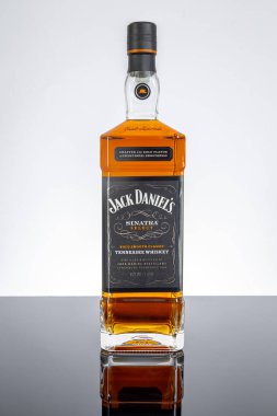 Varna, Bulgaristan - 29 Ekim 2025: Jack Daniels Sinatra Yansıtıcı Siyah Yüzeyde Tennessee Viski Şişesini Seçin. Reklam, Markalaşma ve Bar veya İçecek Endüstrisi Kullanımı İçin En İyi Burbon Likörü Çekimi