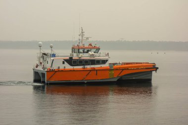 Sakin Deniz 'de Modern Katamaran Gemisi. Offshore Taşımacılık, Deniz Mühendisliği, Denizcilik Endüstrisi, Sahil Seyahati, Nakliye ve Denizcilik Konsepti