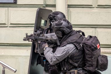 Şehir Operasyonu sırasında Balistik Kalkan ve Saldırı Tüfeği ile Taktik Polis Birimi harekete geçti. Şehir Ortamı 'nda Silahlı SWAT Memurları Tam Teçhizat Gösterisinde