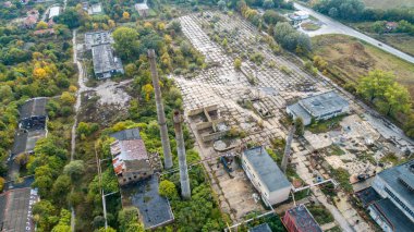 Bulgaristan 'daki terk edilmiş fabrikanın havadan görüntüsü. Eski endüstriyel yapı.