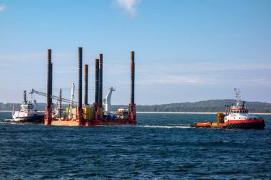 Açık denizdeki römorkörlerin desteğiyle açık deniz kaldırma platformu. Açık deniz sondajı, rüzgar çiftlikleri ve su altı mühendisliği için kullanılan deniz inşaat ekipmanları.