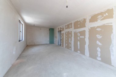 Yeni boş oda yapım aşamasında. Alçıdan duvarlar. Yeni evim. Beton duvarlar. İç yenileme. 