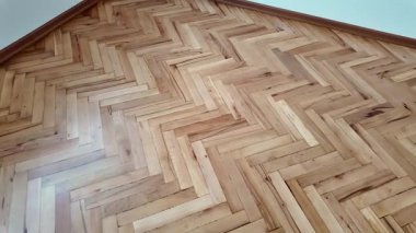 Parlak Herringbone tahta parke zeminli boş oda. Emlak, Yenileme, Ev Dekorasyonu ve Modern Yaşam Alanları İçin İç Tasarım Arkaplanı