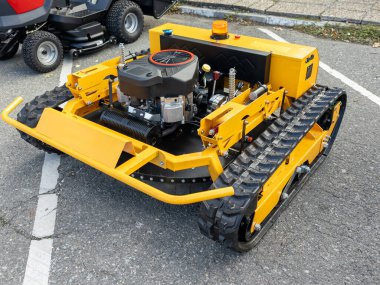 Zorlu arazi için modern uzaktan kumandalı çim biçme makinesi. Profesyonel Peyzaj ve Tarım için Güçlü Motorlu Endüstriyel Çim Kesme Makinesi