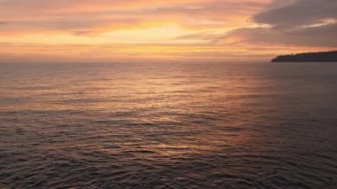 Sakin Deniz Üzerinde Yansıtıcı Suyla Dramatik Turuncu Gün Batımı. Seyahat, Meditasyon, Doğa, Rahatlama ve Atmosferik Tasarım İçin Huzurlu Deniz Burnu Arkaplanı