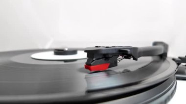 Vinil plakalı vinil turntable. Gramofon kayıt cihazı. Müzik çalmak için geçmişe dönük ses teknolojisi. Nostaljik ses ve müzik hobisi konsepti