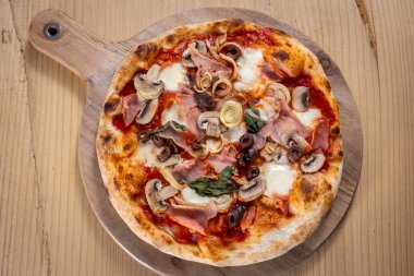 Tahta tahtada taze pişmiş İtalyan pizzası, mantar, zeytin ve Mozzarella. Geleneksel Ev Yapımı Tarifi, Otantik Pizzacı Tarzı, Lezzetli Akdeniz Gıda Konsepti