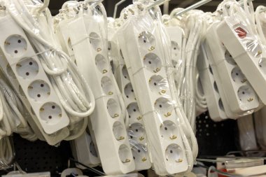 Paketleme sırasında yeni elektrik şeritleri asılıydı. Mağazada elektrik beyaz uzatma kabloları ve güç şeritleri