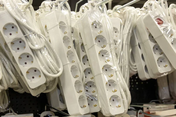 Paketleme sırasında yeni elektrik şeritleri asılıydı. Mağazada elektrik beyaz uzatma kabloları ve güç şeritleri