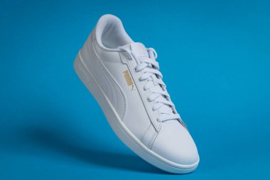 Varna, Bulgaristan - 16 Mayıs 2025. Blue Backround 'da klasik White Puma ayakkabısı. Spor ve Yaşam Tarzı İçin Gündelik Ayakkabılar. Puma, büyük bir Alman çokuluslu şirketi. Ürün çekimi