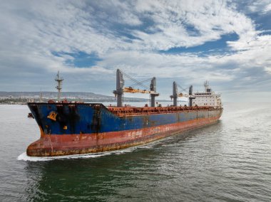 Kuru kargo gemisinin hava görüntüsü. Toplu taşıyıcı kargo gemisi. Gemi lojistik ve ulaşım sektörü.