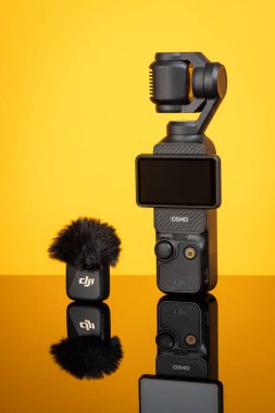 Varna, Bulgaristan - 14 Aralık 2025. DJI Osmo Pocket 2 ve DJI kablosuz mikrofon ile profesyonel vloglama kurulumu. Film yapımı ve vloglama için içerik oluşturucu teçhizatı