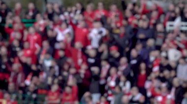 Birçok taraftar stadyumdaki futbol takımını destekliyor. Futbol stadyumundaki kalabalık bulanıklaştı. Yavaş çekim