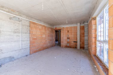 Tuğla Duvarlı ve İnşaat Altında Beton Tavanlı Bitmemiş Dairenin İçi İnşaat, Gayrimenkul Geliştirme, Endüstriyel Mimarlık Arkaplan