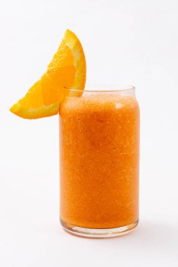 Portakal Smoothie 'yi taze meyve dilimli, sağlıklı kahvaltı içeceğiyle tazeliyorum. Yaz içeceği, ferahlatıcı meyve suyu, C vitamini takviyesi.