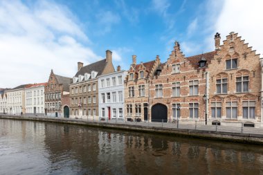 Brugge, Belçika kanalları boyunca güzel evler. Avrupa 'da turizm beldesi