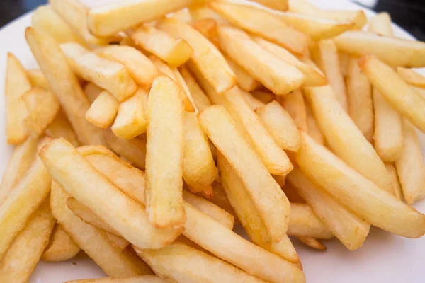 Close up de batatas fritas na placa branca — Fotografia de Stock
